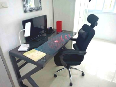 large Arc de Triomphe room in Villa Paris with computer desk and ergonomic chair